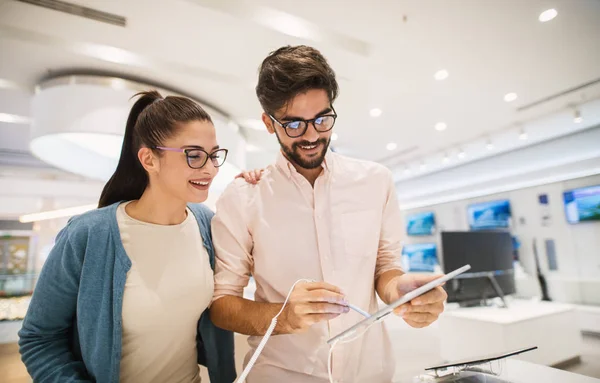 Joven Feliz Pareja Tienda Electrónica Elegir Nueva Tableta — Foto de Stock