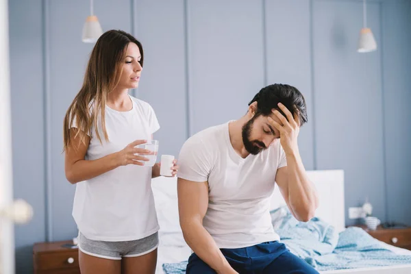 Worried Man Having Headache Sitting Bed Home His Careful Girlfriend — Stock Photo, Image