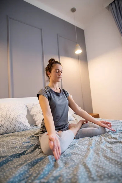 Foto Bela Mulher Saudável Fazendo Meditação Ioga Cama Casa — Fotografia de Stock