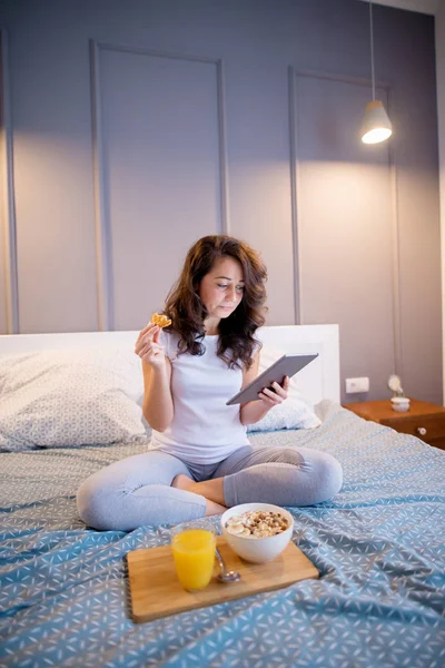 Happy Beautiful Woman Sitting Bed Tablet Eating Healthy Breakfast Tray — Stock Photo, Image