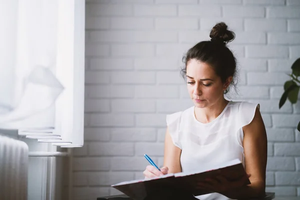 Femme Écrivant Dans Cahier Femme Affaires Travaillant Maison — Photo