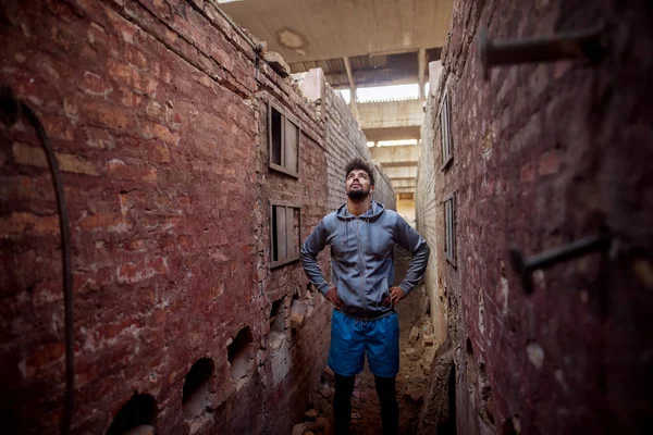 Portrait Jeune Homme Afro Américain Concentré Debout Intérieur Lieu Abandonné — Photo