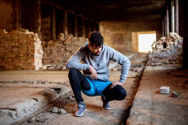 Terk Edilmiş Hangar Yerde Kulaklık Ile Eğitim Motive Afro Amerikan — Stok fotoğraf