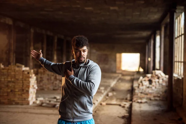 Portrait Homme Afro Américain Motivé Entraînant Dans Hangar Abandonné — Photo