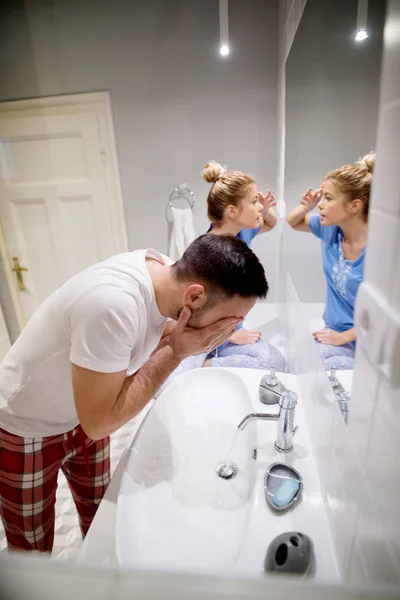 Gelukkig Jonge Liefde Paar Staande Samen Voor Spiegel Badkamer Doet — Stockfoto