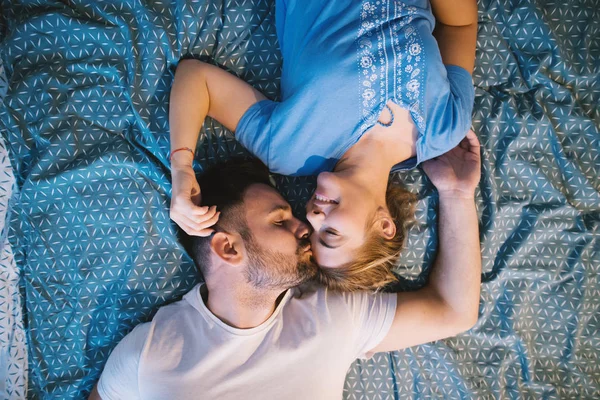 Feliz Casal Romântico Deitado Cama Beijando — Fotografia de Stock