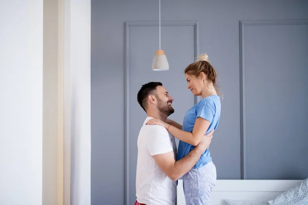 Amor pareja abrazándose en dormitorio — Foto de Stock