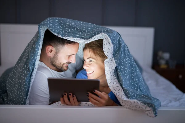 Mutlu Genç Çift Yan Yana Altında Battaniye Tablet Üzerinden Film — Stok fotoğraf