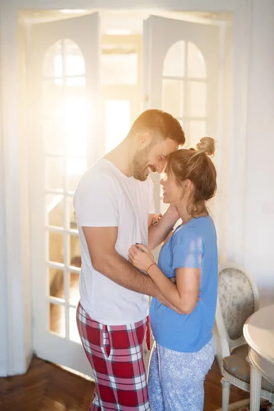 Jonge Gelukkig Liefde Paar Dragend Pyjama Plezier Thuis — Stockfoto