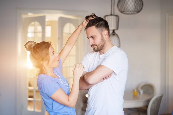 Jonge Gelukkig Liefde Paar Dragend Pyjama Plezier Thuis — Stockfoto