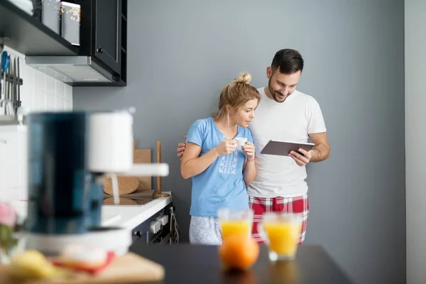 Pasangan Yang Penuh Kasih Tersenyum Berdiri Bersama Dapur Mengenakan Piyama — Stok Foto