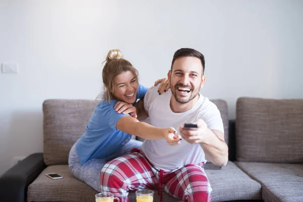 Feliz Joven Amor Pareja Sentado Sofá Ver Película Juntos —  Fotos de Stock