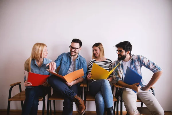 Grupo Jóvenes Sonrientes Confiados Sentados Fila Sala Espera Con Carpetas — Foto de Stock