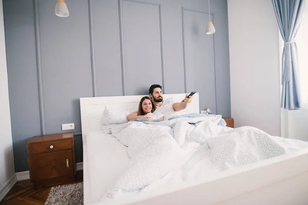 Genç Aşk Çift Yatakta Yatan Izlerken — Stok fotoğraf