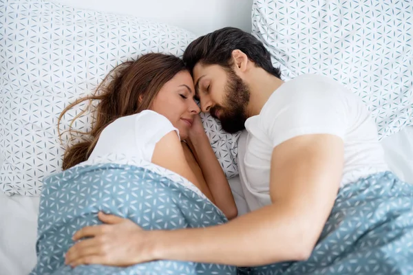 Casal Romântico Apaixonado Dormindo Juntos Cama Casa — Fotografia de Stock