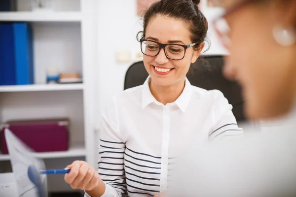 Retrato Mulheres Felizes Profissionais Que Têm Reunião Escritório Usando Laptop — Fotografia de Stock