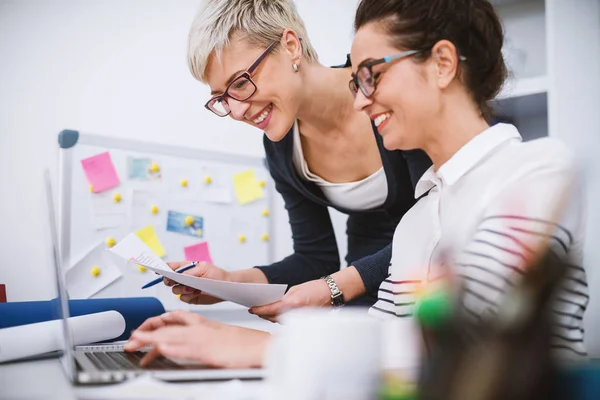 Retrato Mujeres Felices Profesionales Que Tienen Reunión Oficina Uso Computadora —  Fotos de Stock