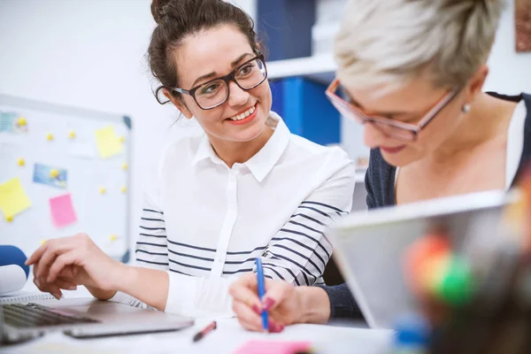 Retrato Mujeres Felices Profesionales Que Tienen Reunión Oficina Uso Computadora —  Fotos de Stock