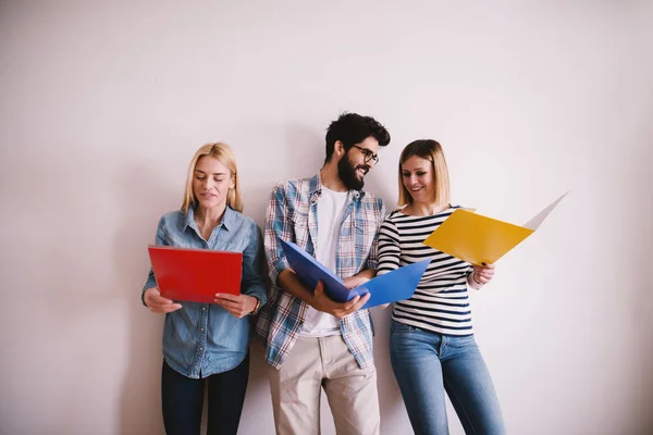 Groep Jongeren Voorbereiden Sollicitatiegesprek Terwijl Kijken Naar Mappen Wachtkamer — Stockfoto