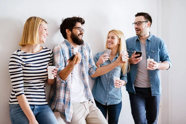 Csoport Fiatal Boldog Munkatársai Érzik Magukat Break Bár Kávéfogyasztás — Stock Fotó