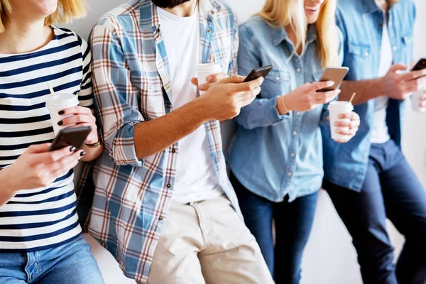 Groep Van Jonge Tevreden Collega Plezier Pauze Tijdens Het Drinken — Stockfoto