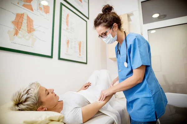 Close Van Middelste Leeftijd Professionele Verpleegkundige Hand Hand Met Een — Stockfoto