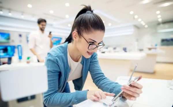 Jeune Femme Heureuse Dans Magasin Technologie Choisissant Nouveau Smartphone — Photo