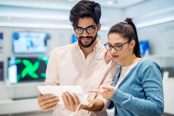 Joven Feliz Pareja Tienda Electrónica Elegir Nueva Tableta — Foto de Stock