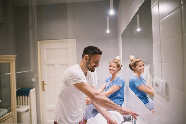 Gelukkig Knappe Jongeman Met Zijn Schattig Meisje Badkamer Voor Een — Stockfoto