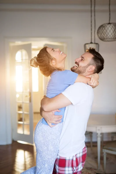Miłość szczęśliwa para w piżamie — Zdjęcie stockowe
