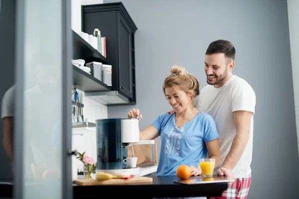 一緒にキッチンに立って コーヒーを作る魅力的な夫婦の笑顔 — ストック写真
