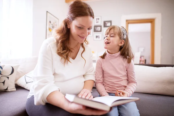 Madre Embarazada Leyendo Libro Hija Pequeña — Foto de Stock