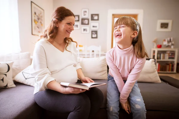 Madre Embarazada Leyendo Libro Hija Pequeña — Foto de Stock