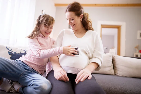 Mosolyogva Várandós Anya Kisgyermek Kislány Nézi Ultrahang Vizsgálat Kép — Stock Fotó