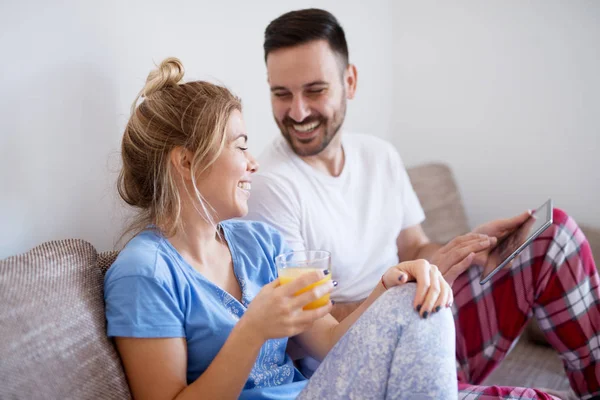 Счастливая любовная пара в пижаме — стоковое фото