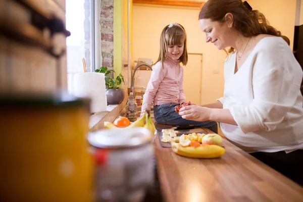 Hamile Kadın Meyve Salatası Yürümeye Başlayan Çocuk Kızı Mutfak Masasında — Stok fotoğraf