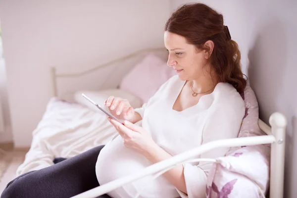 Hermosa Mujer Embarazada Usando Tableta Casa — Foto de Stock