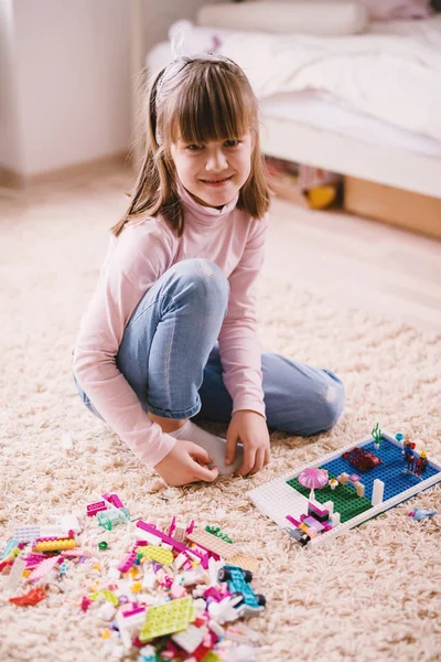 Gadis Balita Bermain Dengan Plastik Blok Mainan Karpet Rumah — Stok Foto