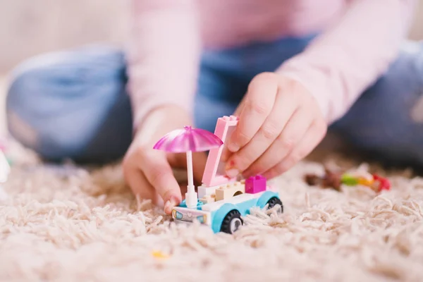 Дівчинка Малюк Грає Пластиковим Іграшковим Автомобілем Килимі Вдома — стокове фото