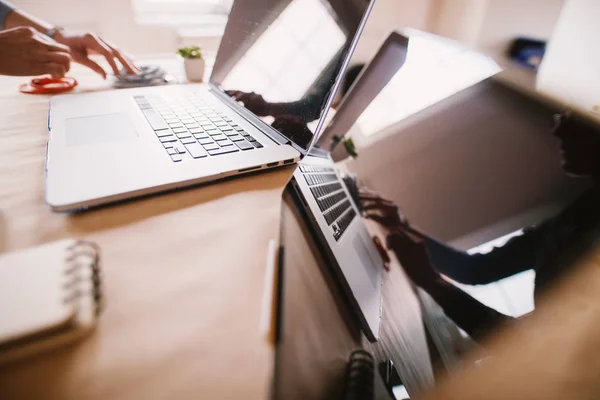 Mulher Negócios Trabalhando Mesa Escritório Com Laptop Tablet — Fotografia de Stock