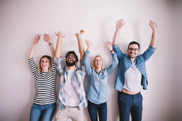 Gruppo Giovani Sorridenti Che Divertono Tenendosi Mano Sopra Testa Mentre — Foto Stock