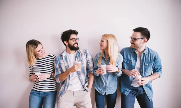 Grupo Jóvenes Compañeros Felices Divirtiéndose Descanso Mientras Toma Café —  Fotos de Stock