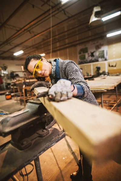 Szorgalmas Női Carpenter Műhelyben Dolgozó — Stock Fotó