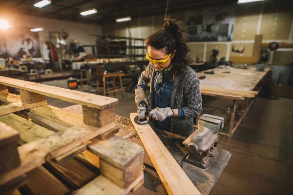 Hardworking Female Carpenter Working Sandpaper Wood Workshop — Stock Photo, Image