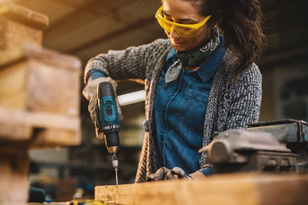 Schreinerin Arbeitet Werkstatt Mit Elektrobohrmaschine — Stockfoto