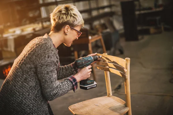 Jovem Carpinteiro Feminino Profissional Trabalhador Com Cadeira Fixação Broca Elétrica — Fotografia de Stock