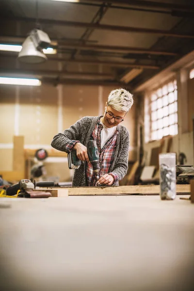 Unga Hårt Arbetande Professionella Kvinnliga Snickare Med Borrmaskin Fastställande Stol — Stockfoto