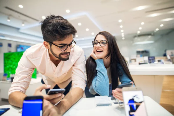 Joven Feliz Pareja Tienda Electrónica Elegir Nuevo Teléfono Inteligente — Foto de Stock