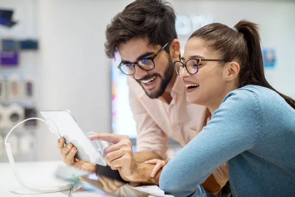 Jeune Couple Heureux Dans Magasin Électronique Choisir Une Nouvelle Tablette — Photo