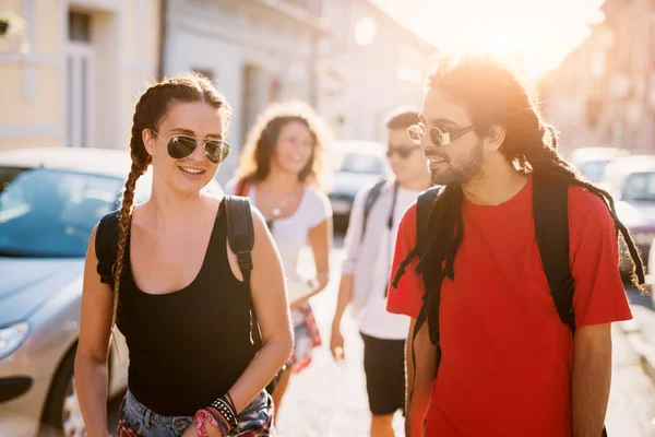 Grupo Jóvenes Amigos Felices Que Viajan Por Ciudad Divierten — Foto de Stock